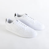 GUESS - حذاء رياضي رجالي منخفض الرقبة من Pezol