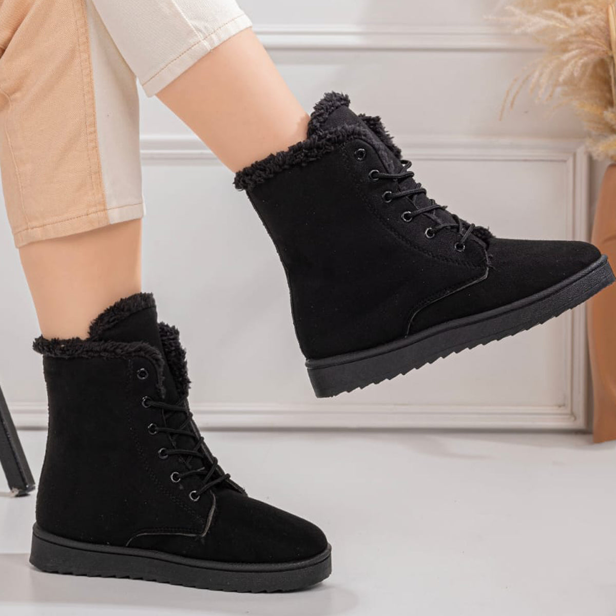 أحذية الكاحل المبطنة بالفرو للنساء